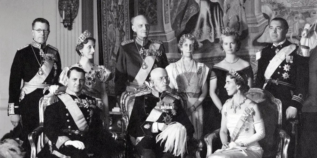 Foto di gruppo scattata in occasione di una cena di gala nella galleria di Carlo XI al Palazzo Reale di Stoccolma, ottobre 1947