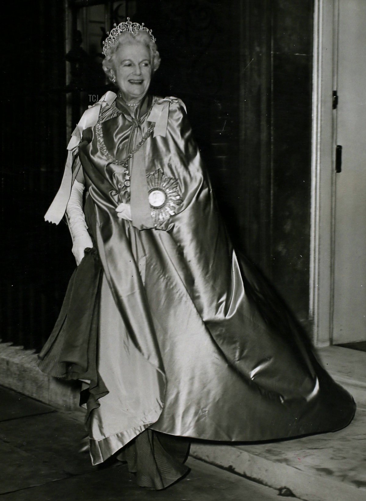 Lady Churchill parte per l'Abbazia, Lady Churchill, moglie del Primo Ministro fotografata mentre lascia la sua casa per Westminster Abbey per partecipare all'incoronazione, 1953