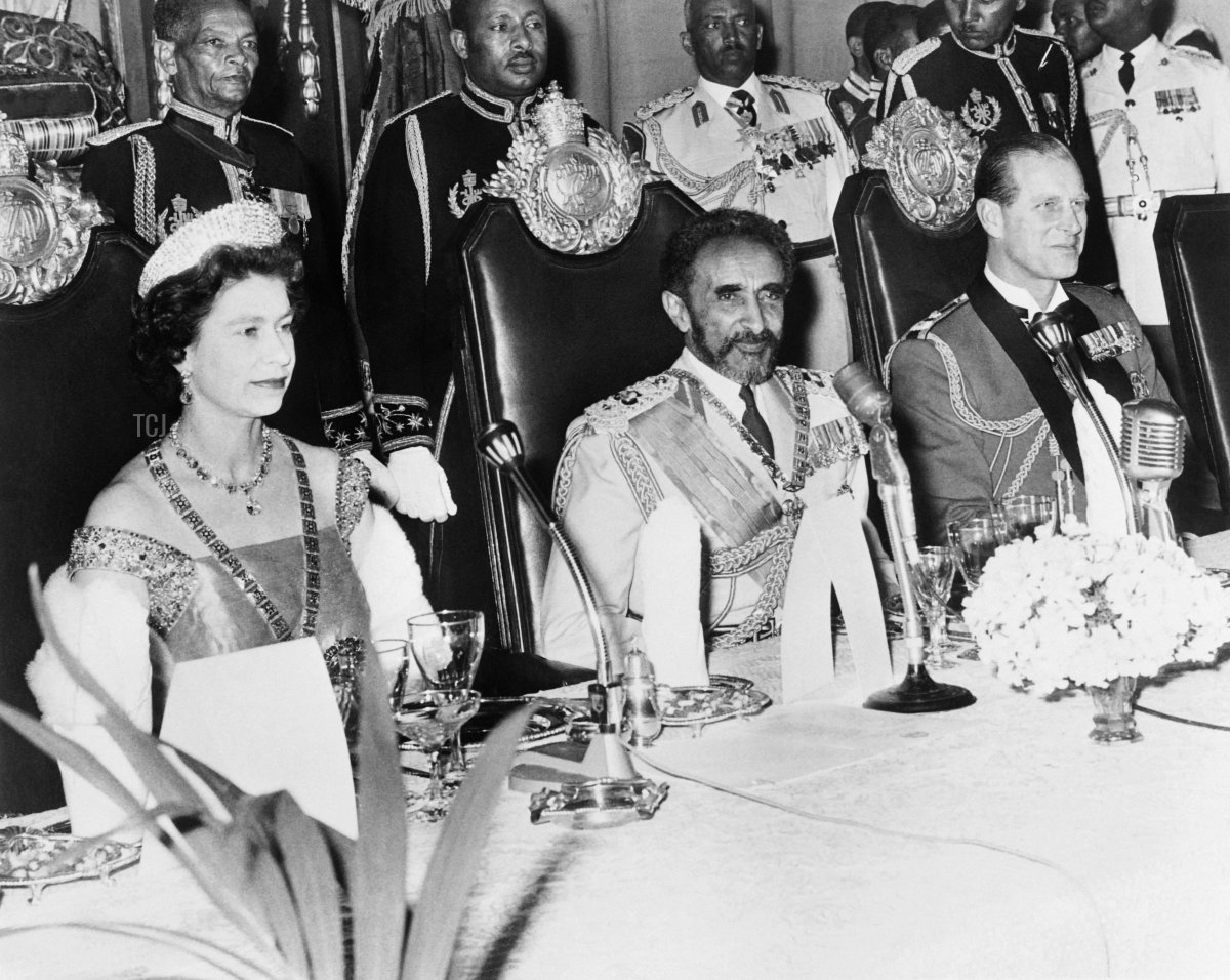 La regina Elisabetta II e il principe Filippo, duca di Edimburgo (R) partecipano a una cena di stato con l'imperatore d'Etiopia Haile Selassie ad Addis Abeba, durante una visita di stato in Etiopia il 5 febbraio 1965