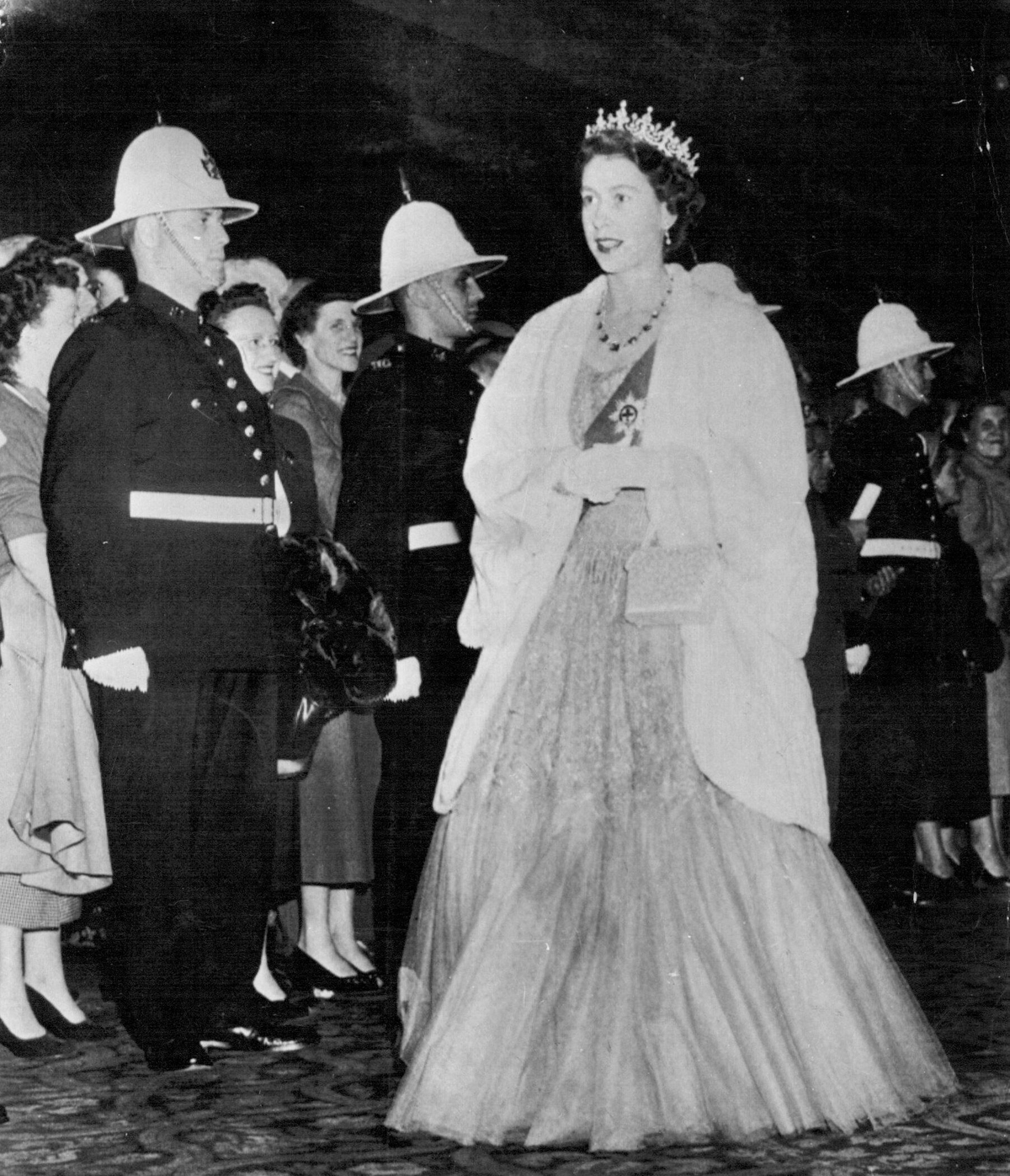 La Principessa Elizabeth arriva al Chateau Frontenac in Quebec per una cena di Stato il 15 novembre 1951 (AP Wirephoto/Alamy)