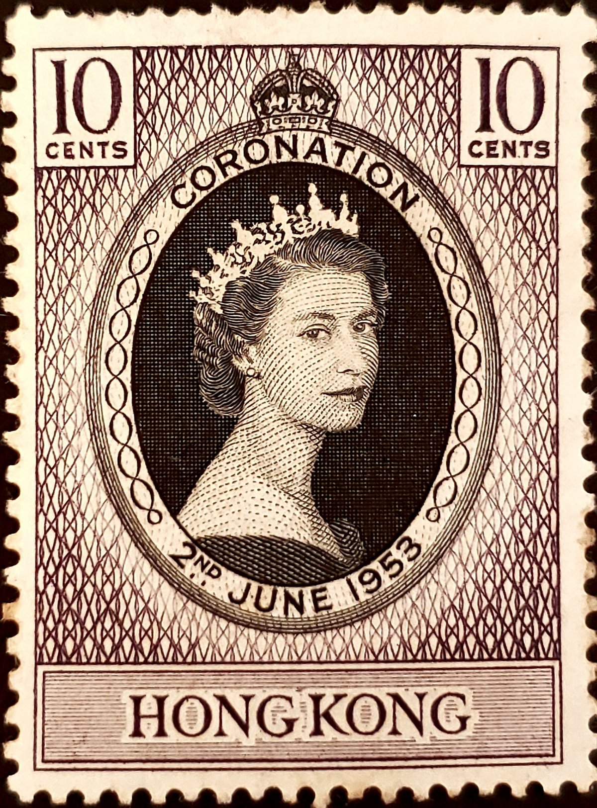 Francobollo commemorativo emesso a Hong Kong per celebrare l'incoronazione della Regina Elisabetta II, 1953 (Wikimedia Commons)