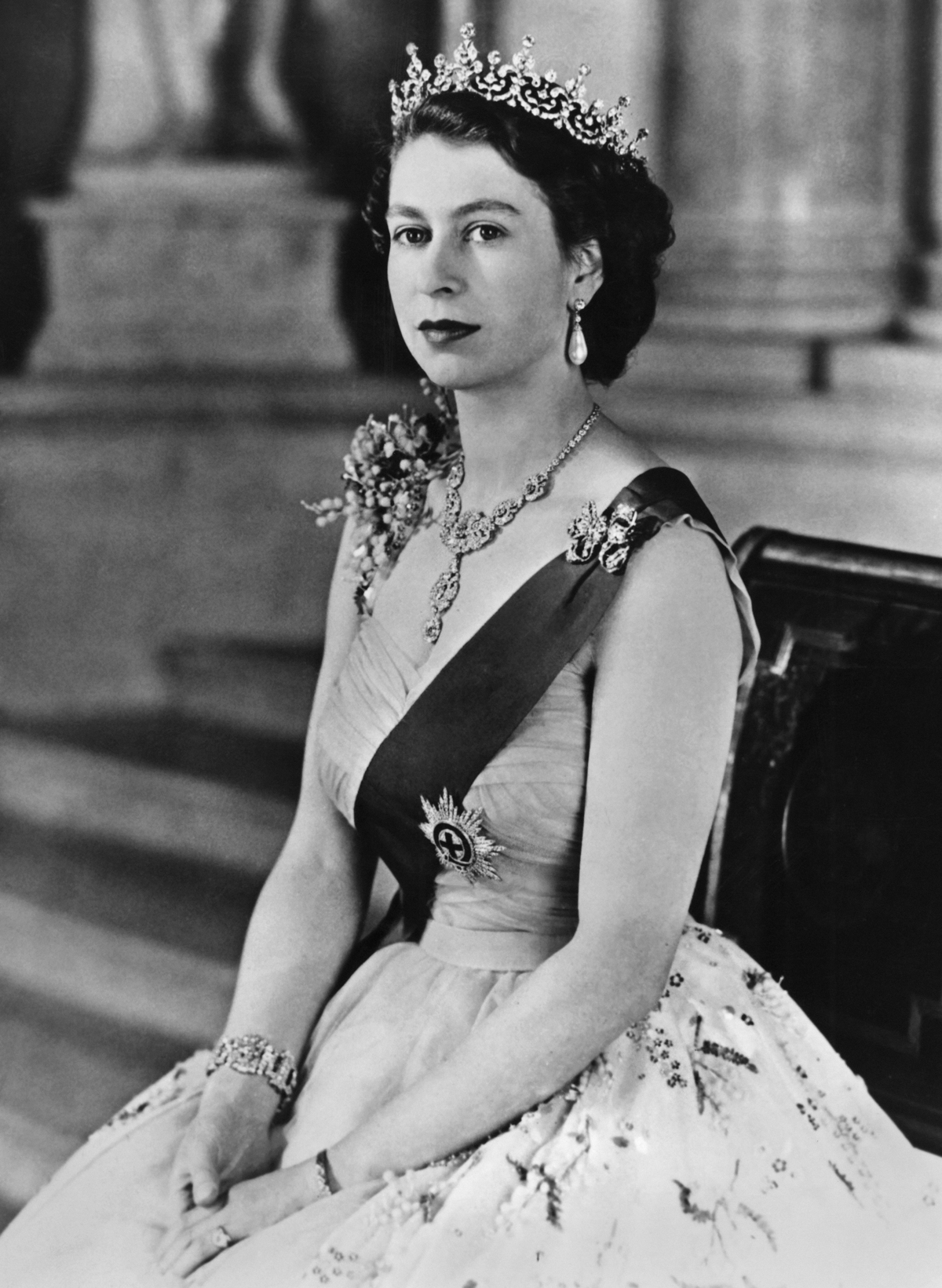 Ritratto di una giovane Regina Elisabetta II in gioielli da gala, anni '50 (AFP via Getty Images)