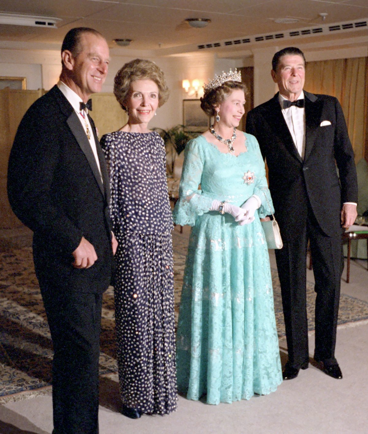 Il Duca di Edimburgo, Nancy Reagan, Regina Elisabetta II e il Presidente Ronald Reagan posano per un ritratto a bordo dello yacht reale Britannia, marzo 1983 (Wikimedia Commons)