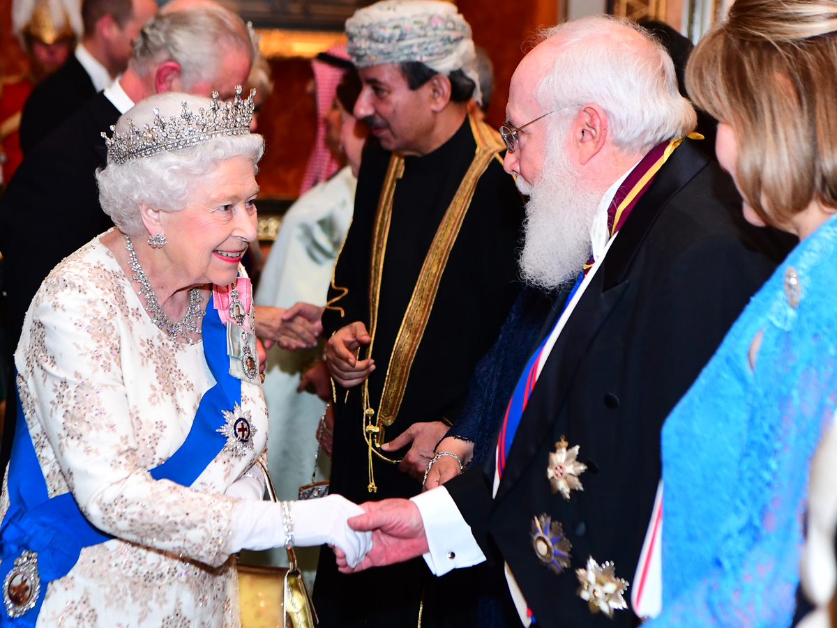 La Regina Elisabetta II saluta gli ospiti durante una reception serale per i membri del corpo diplomatico al Buckingham Palace di Londra il 4 dicembre 2018 (Victoria Jones - WPA Pool/Getty Images)