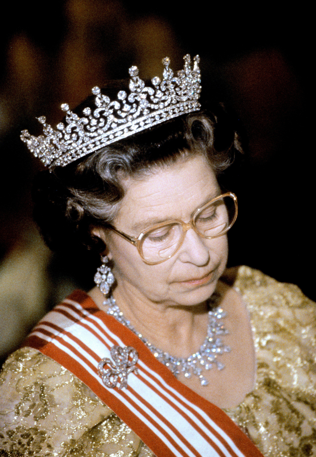 La Regina Elisabetta II partecipa a un banchetto a Singapore, 1989 (David Cooper/Alamy)