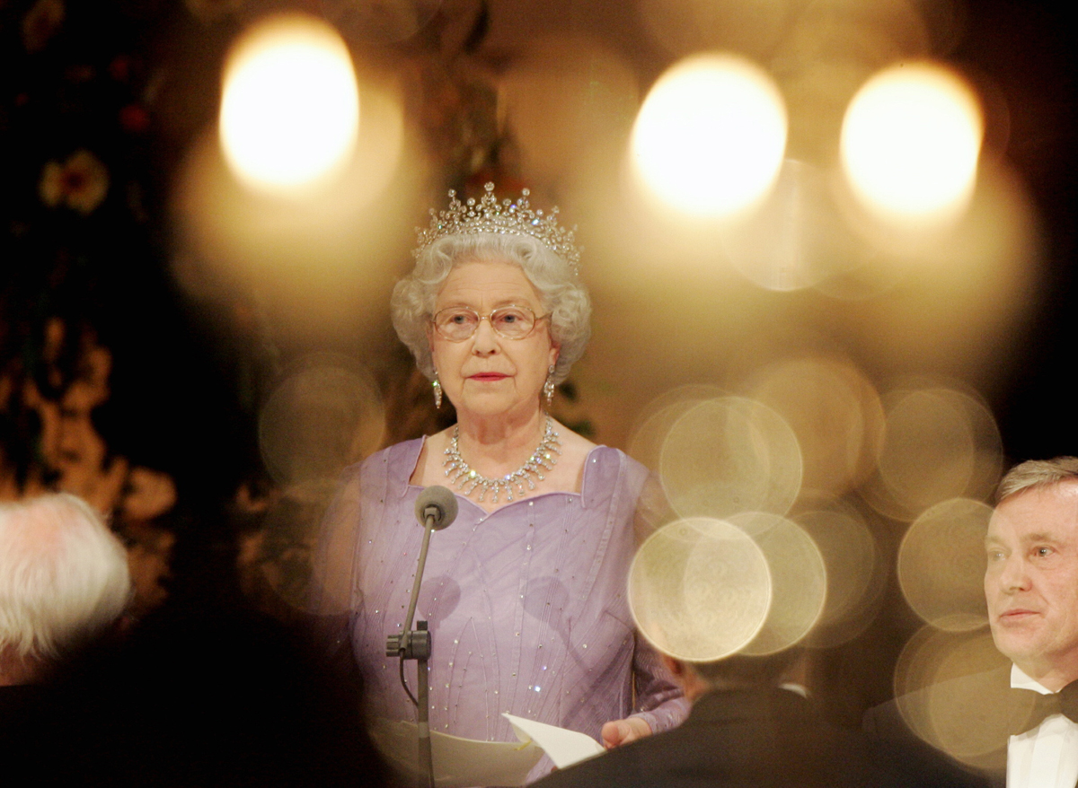 La Regina Elisabetta II pronuncia un discorso durante una cena di Stato a Berlino il 2 novembre 2004 (MICHAEL KAPPELER/DDP/AFP via Getty Images)