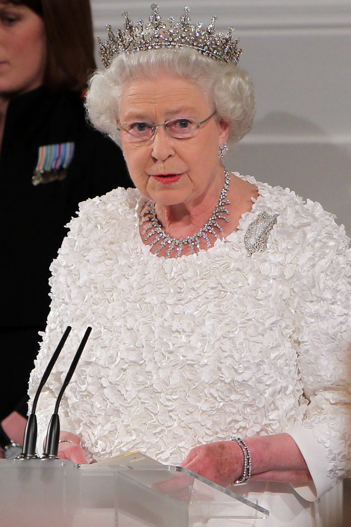 La Regina Elisabetta II pronuncia un discorso durante una cena di Stato al Castello di Dublino, il 18 maggio 2011 (Governo Irlandese - Pool/Getty Images)