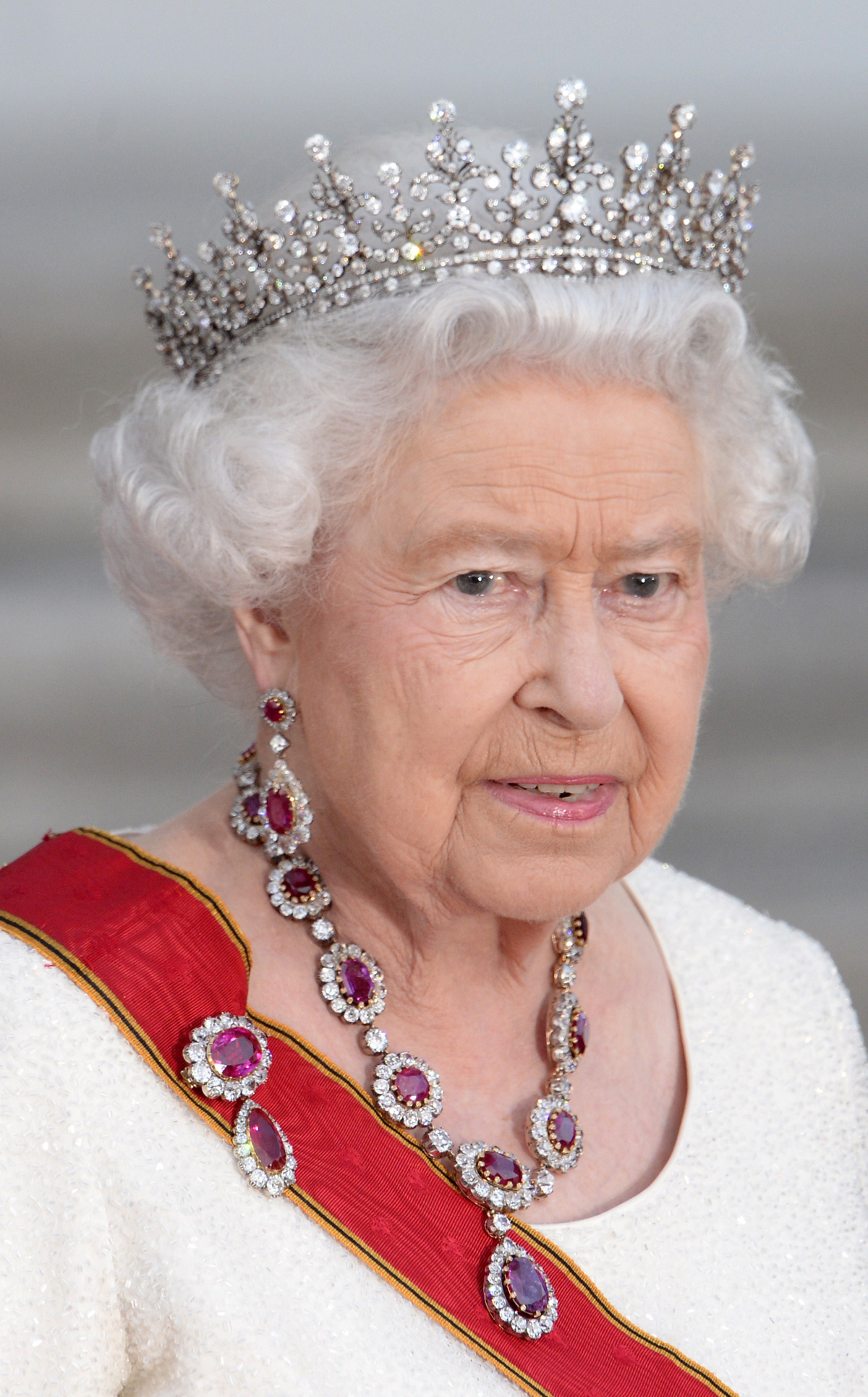 La Regina Elisabetta II arriva per una cena di Stato al Palazzo Bellevue di Berlino il 24 giugno 2015 (ROBERT MICHAEL/AFP via Getty Images)