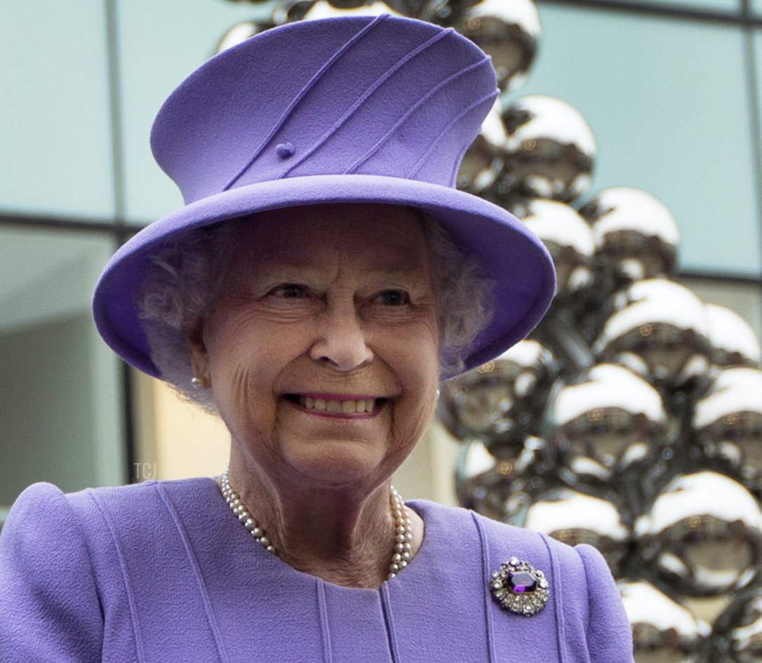 La regina Elisabetta II del Regno Unito si trova di fronte al monumento per il Giubilo della Regina che ha svelato per celebrare i suoi 60 anni di regno il 9 ottobre 2012 a Windsor, in Inghilterra