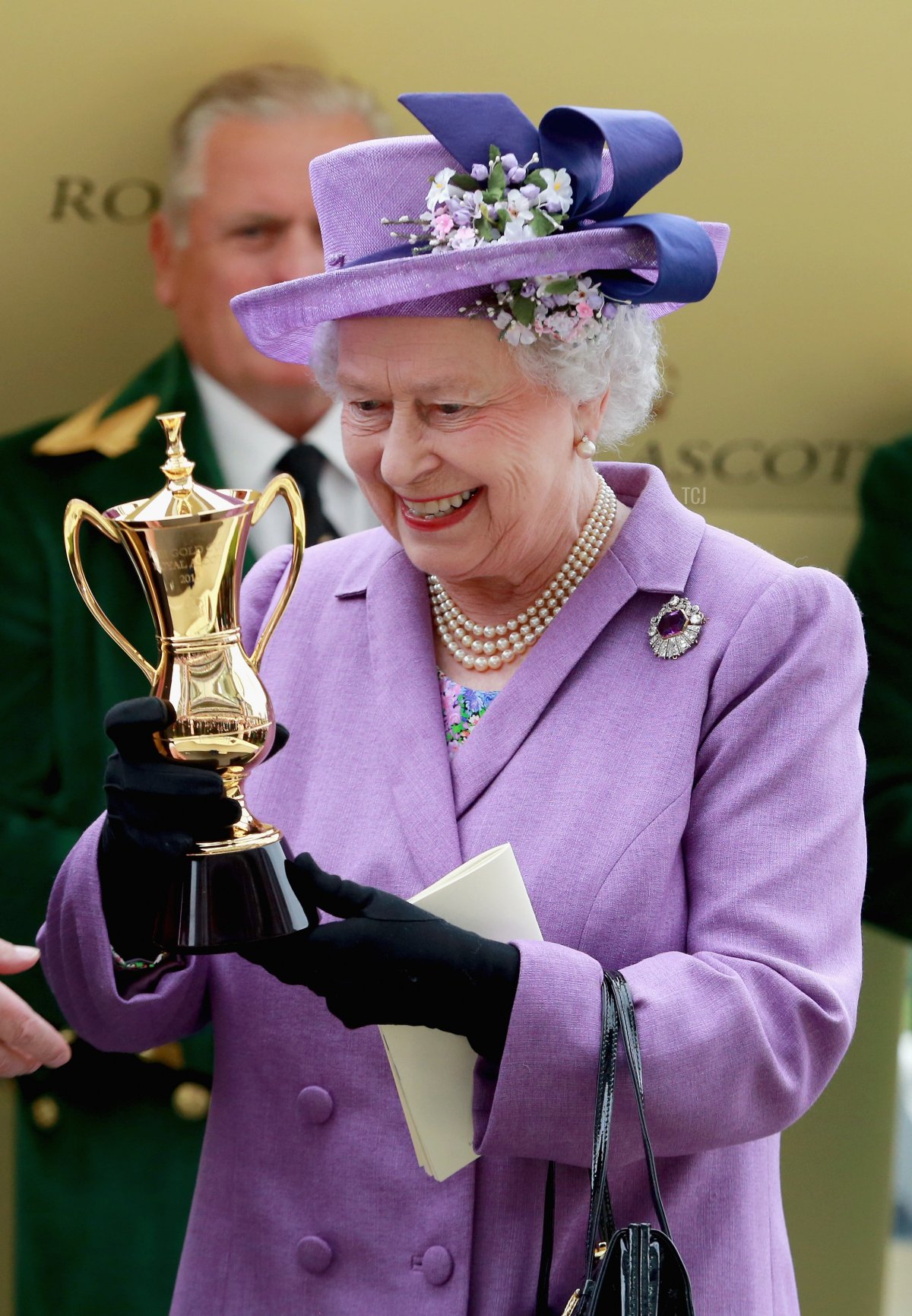 La regina Elisabetta II tiene in mano la Gold Cup dopo che Ryan Moore in sella a Estimate ha vinto La Gold Cup durante la giornata delle donne il terzo giorno di Royal Ascot all'Ascot Racecourse il 20 giugno 2013 in Ascot, Inghilterra