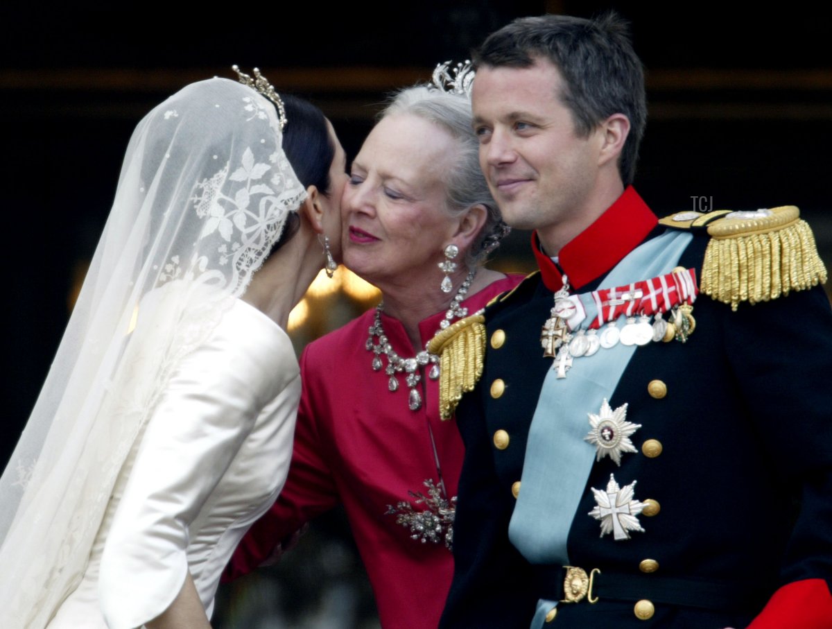 La Crown Princess Mary bacia sua suocera la Regina Margrethe II di Danimarca mentre il Crown Prince Frederik osserva, mentre si trovano sul balcone del Palazzo Christian VII dopo il loro matrimonio il 14 maggio 2004 a Copenaghen, Danimarca