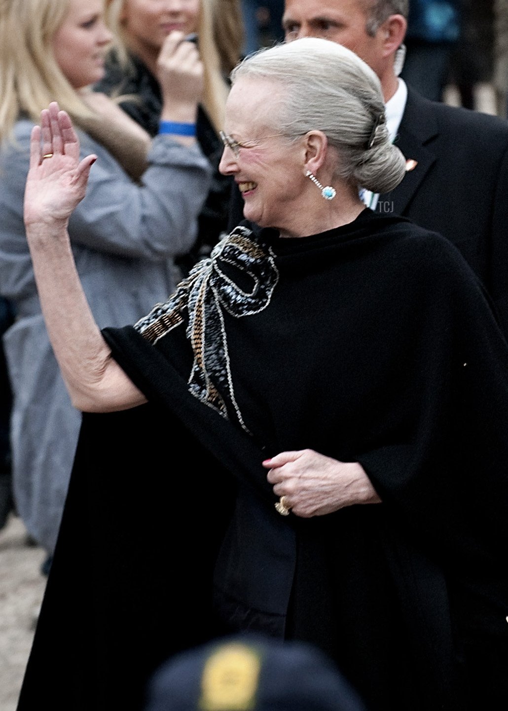 La Regina Margrethe di Danimarca (L) e il Presidente Dmitry Medvedev della Russia camminano il 28 aprile 2010 nei Giardini Tivoli di Copenaghen. Medvedev e sua moglie sono in visita di due giorni in Danimarca