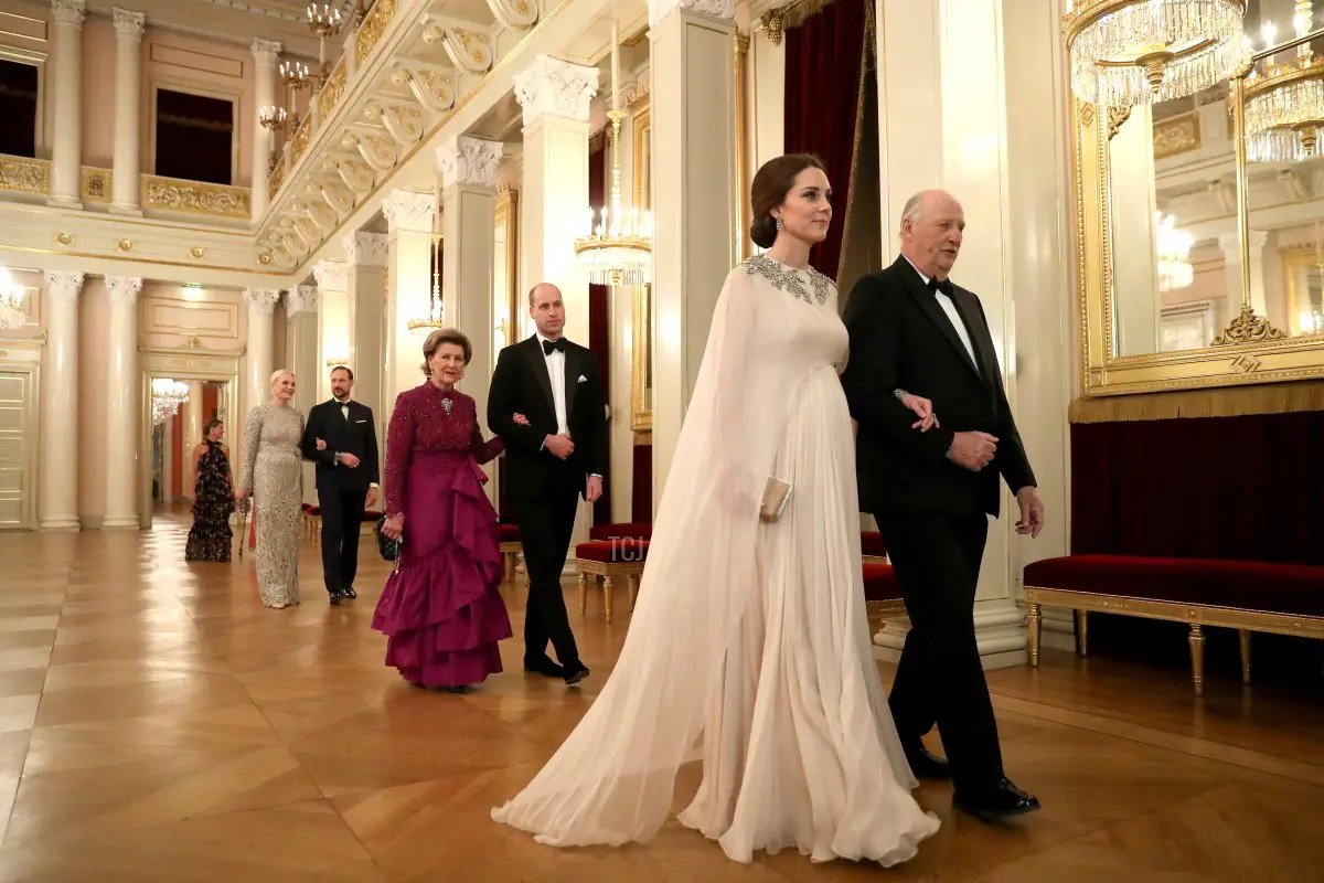 Catherine, Duchessa di Cambridge (seconda a destra) è accompagnata a cena dal Re Harald V di Norvegia e dal Principe William, Duca di Cambridge (C) è scortato dalla Regina Sonja di Norvegia al Palazzo Reale il giorno 3 della loro visita in Svezia e Norvegia il 1 febbraio 2018 a Oslo, Norvegia