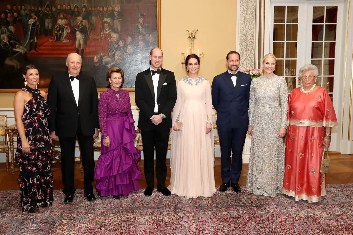 Il Principe William, Duca di Cambridge e Catherine, Duchessa di Cambridge (C) posano con (da sinistra a destra) la Principessa Martha Louise di Norvegia, Harald V di Norvegia, la Regina Sonja di Norvegia, il Principe Ereditario Haakon di Norvegia, la Principessa Ereditaria Mette Marit di Norvegia e la Principessa Astrid di Norvegia prima di una cena al Palazzo Reale il giorno 3 della loro visita in Svezia e Norvegia il 1 febbraio 2018 a Oslo, Norvegia