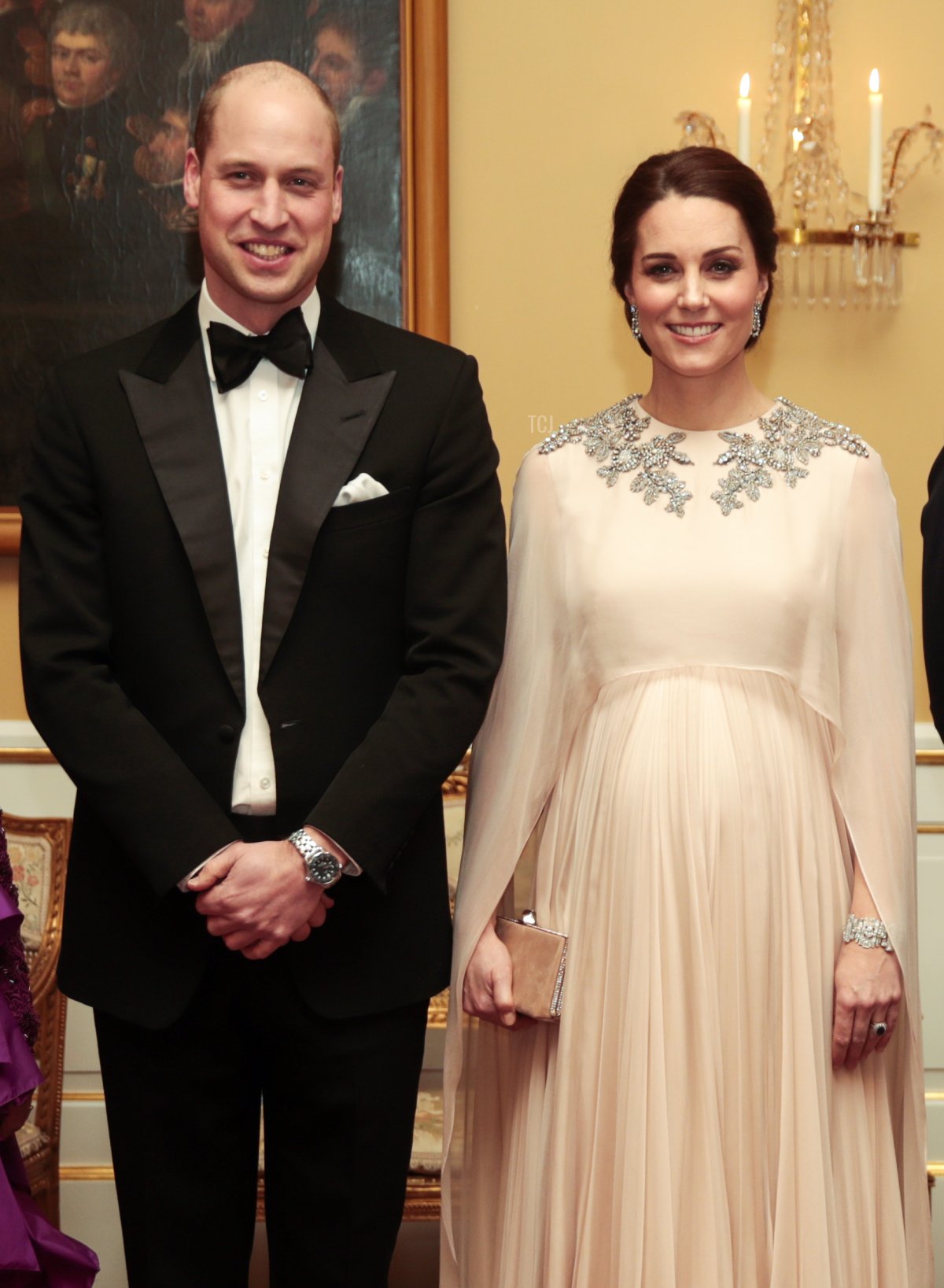 Il Principe William (L), Duca di Cambridge, e sua moglie Catherine, Duchessa di Cambridge posano per le fotografie il 1 febbraio 2018, prima della cena ufficiale al Palazzo Reale di Oslo, nell'ambito della loro visita in Norvegia