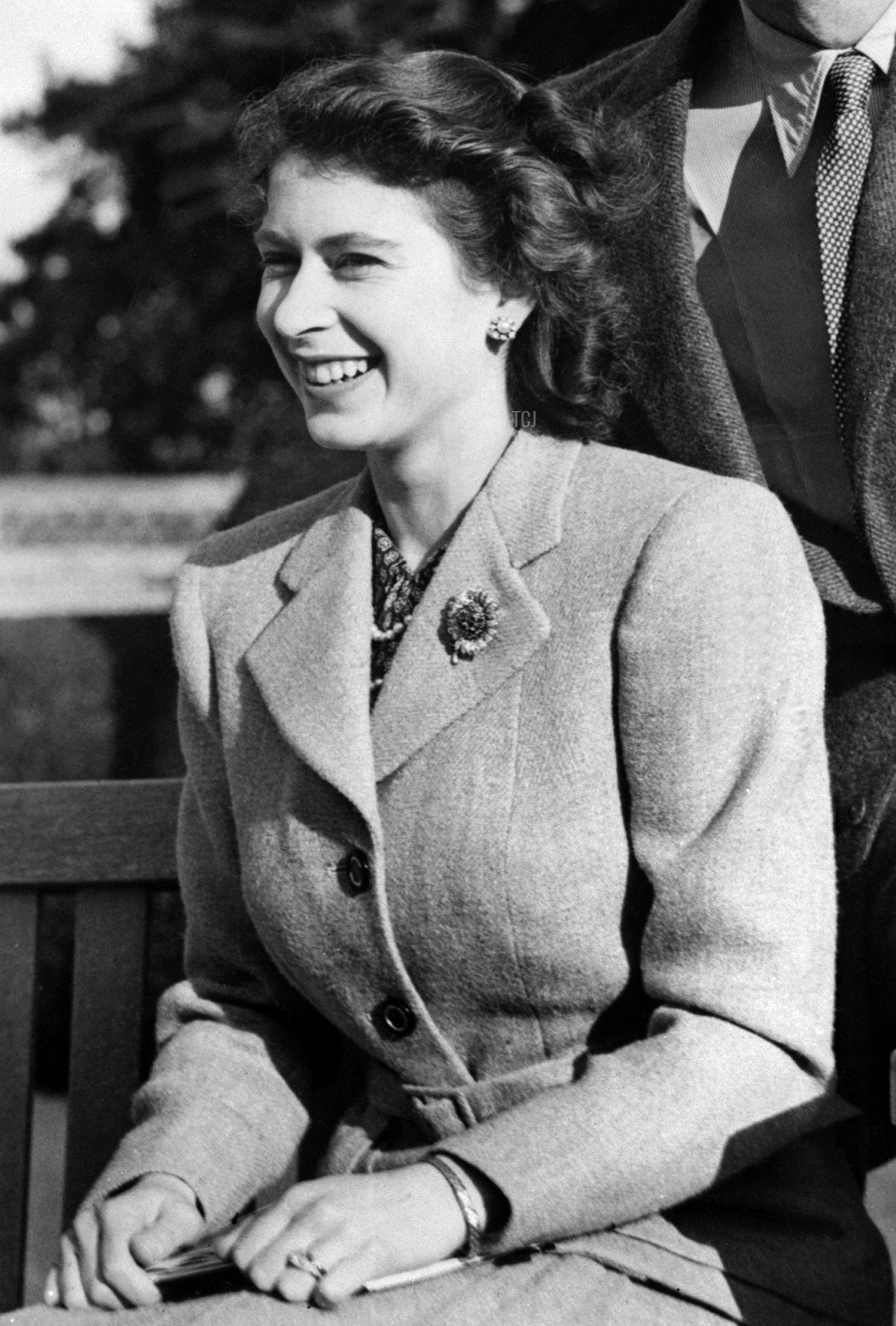 La Principessa Elizabeth d'Inghilterra (futura regina Elisabetta II) e suo marito Filippo, Duca di Edimburgo, durante la loro luna di miele, 25 novembre 1947 a Broadlands, Hampshire