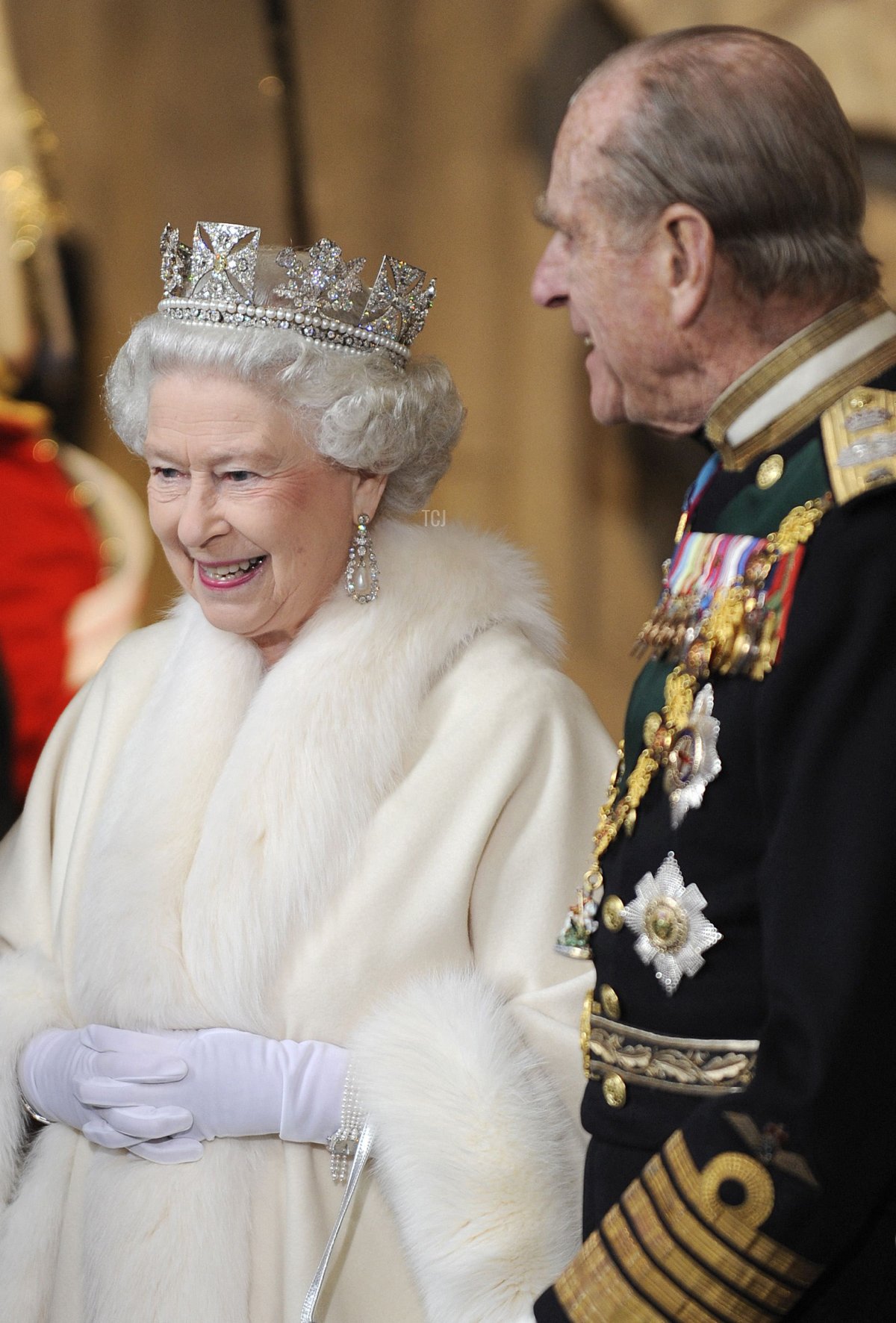 La regina d'Inghilterra Elisabetta II (L) e il Principe Filippo lasciano il Palazzo di Westminster dopo l'Apertura del Parlamento a Londra, il 3 dicembre 2008.