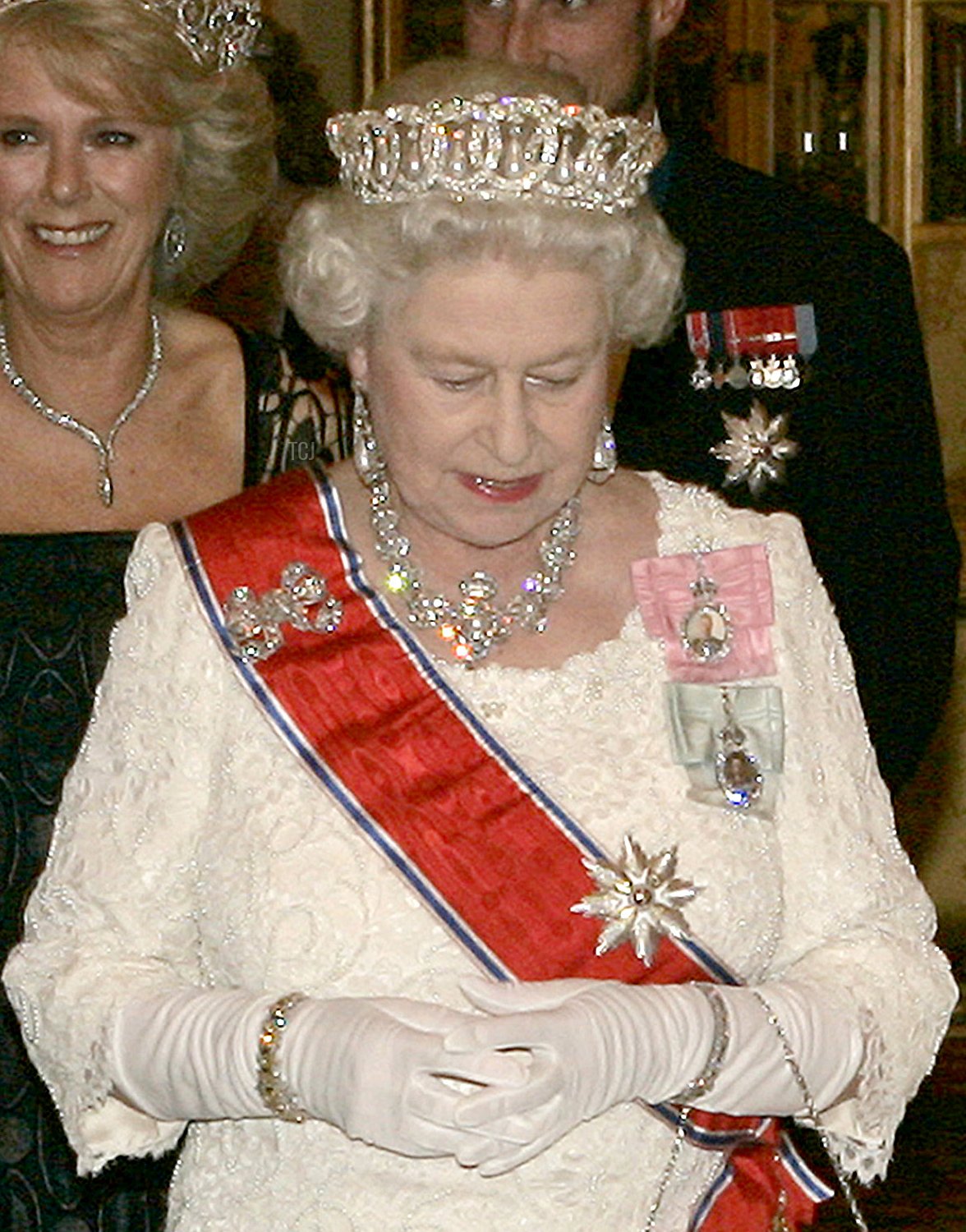 Camilla, Duchessa di Cornovaglia (C), il Duca di Edimburgo (L) e la regina Elisabetta II si preparano per la fotografa prima di partecipare a un banchetto a Buckingham Palace a Londra il 25 ottobre 2005 in onore del re Harald di Norvegia