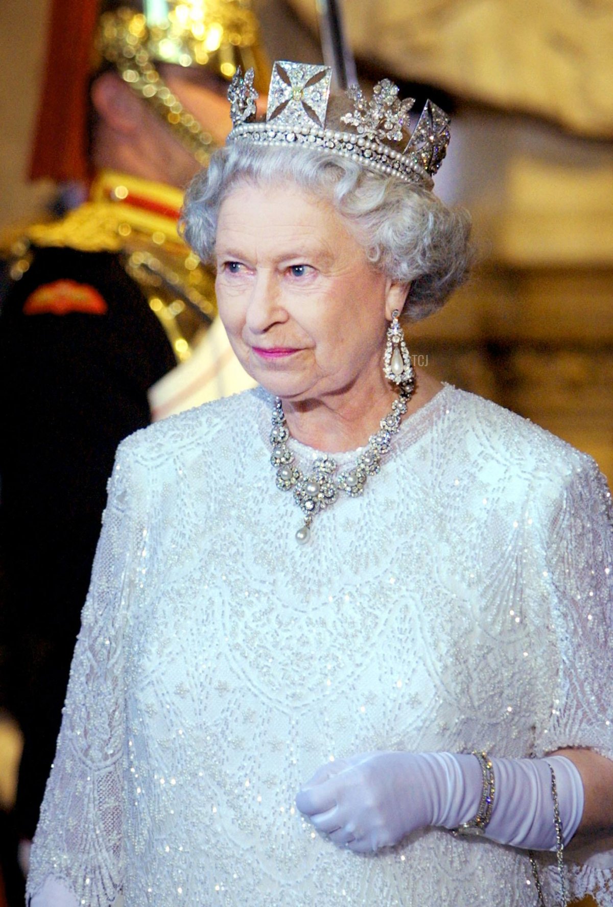 La regina d'Inghilterra Elisabetta II lascia il Palazzo di Westminster dopo l'Apertura del Parlamento a Londra il 20 giugno 2001