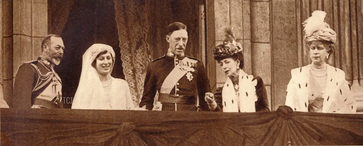 Reali sul balcone dopo il matrimonio reale, 1922