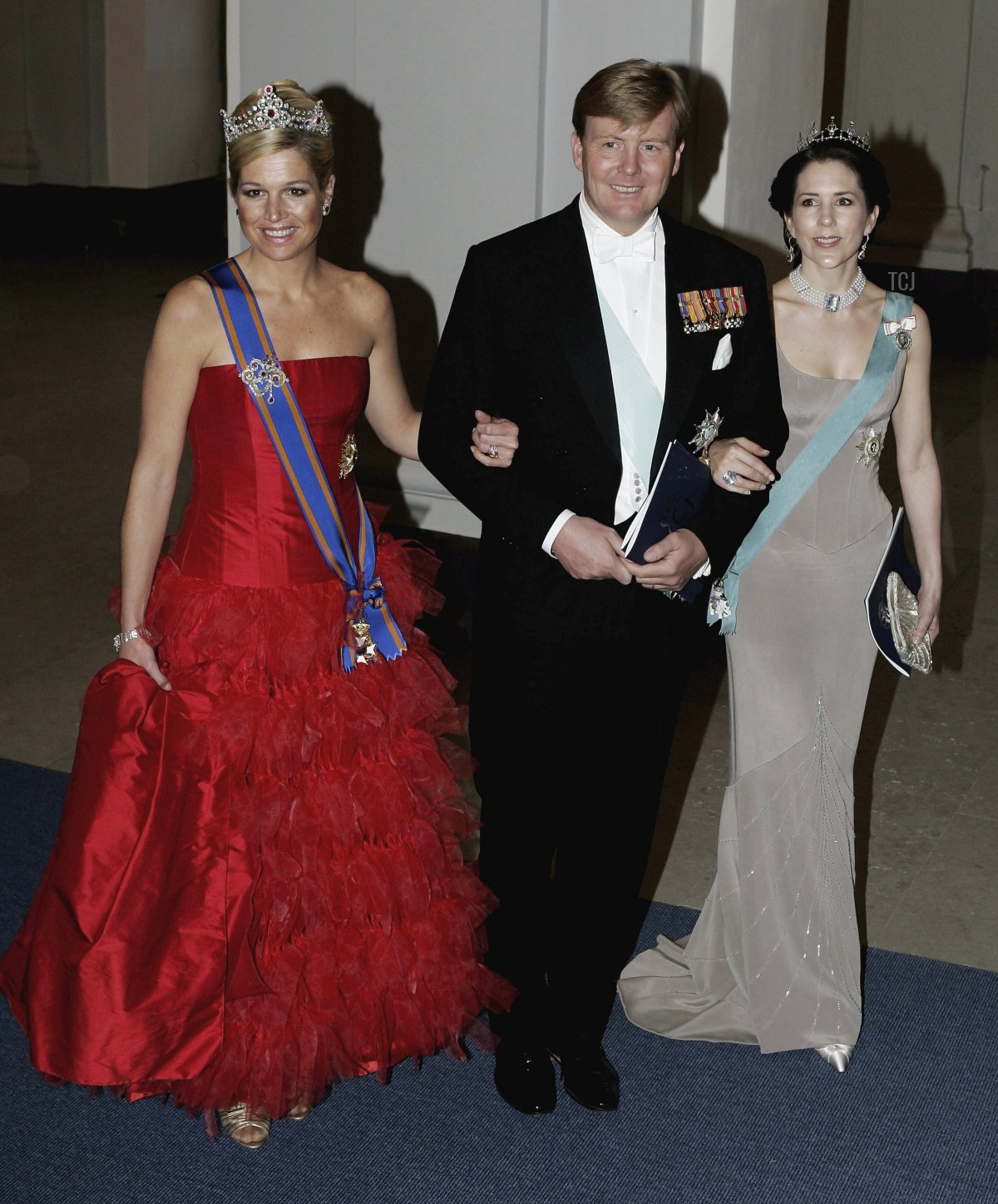 La Principessa Maxima dei Paesi Bassi, il Principe Willem-Alexander dei Paesi Bassi e la Principessa Mary di Danimarca arrivano alla Cena di Gala al Palazzo Reale per celebrare il 60° compleanno del Re Carl XVI Gustaf di Svezia il 30 aprile 2006 a Stoccolma, Svezia