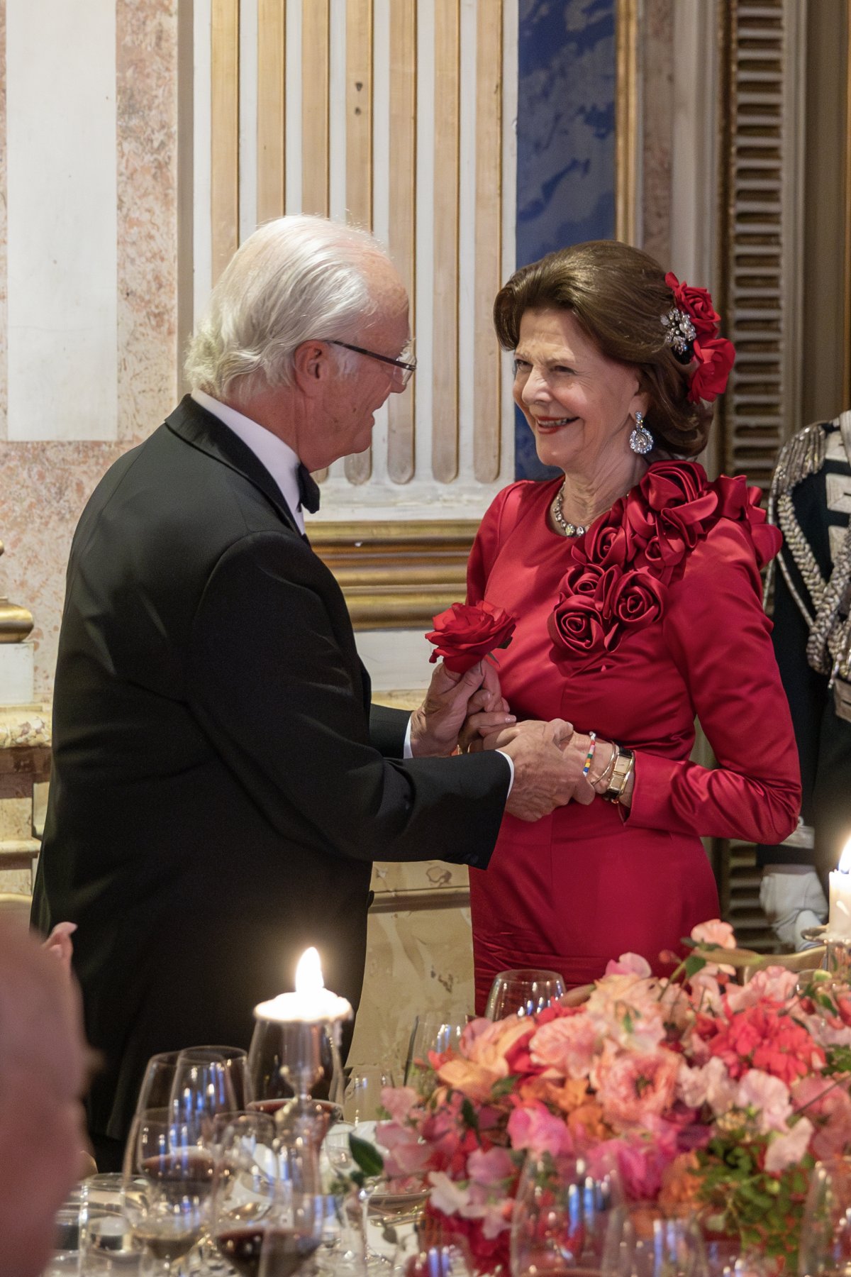 Il Re e la Regina di Svezia sono immortalati durante una cena privata per celebrare il recente ottantesimo compleanno della Regina al Palazzo Reale di Stoccolma il 15 giugno 2024 (Sara Friberg/La Corte Reale di Svezia)