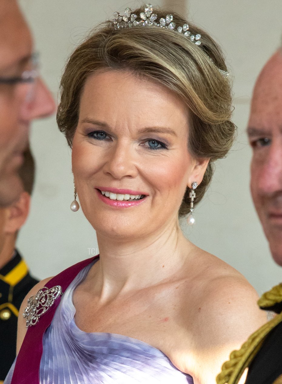 La regina Matilde del Belgio, Sir Peter Cosgrove, Governatore Generale del Commonwealth australiano e il re Filippo del Belgio accolgono gli ospiti prima del banchetto al Castello Reale il primo giorno della visita ufficiale in Belgio il 27 giugno 2018 a Laeken, Belgio