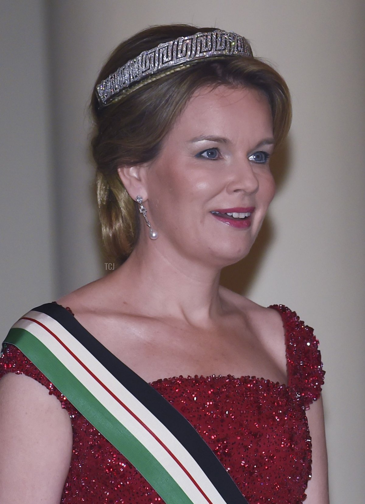 La regina Matilde del Belgio (sinistra) e la regina Rania di Giordania partecipano a una cena di gala il 18 maggio 2016 al Palazzo di Laeken a Bruxelles