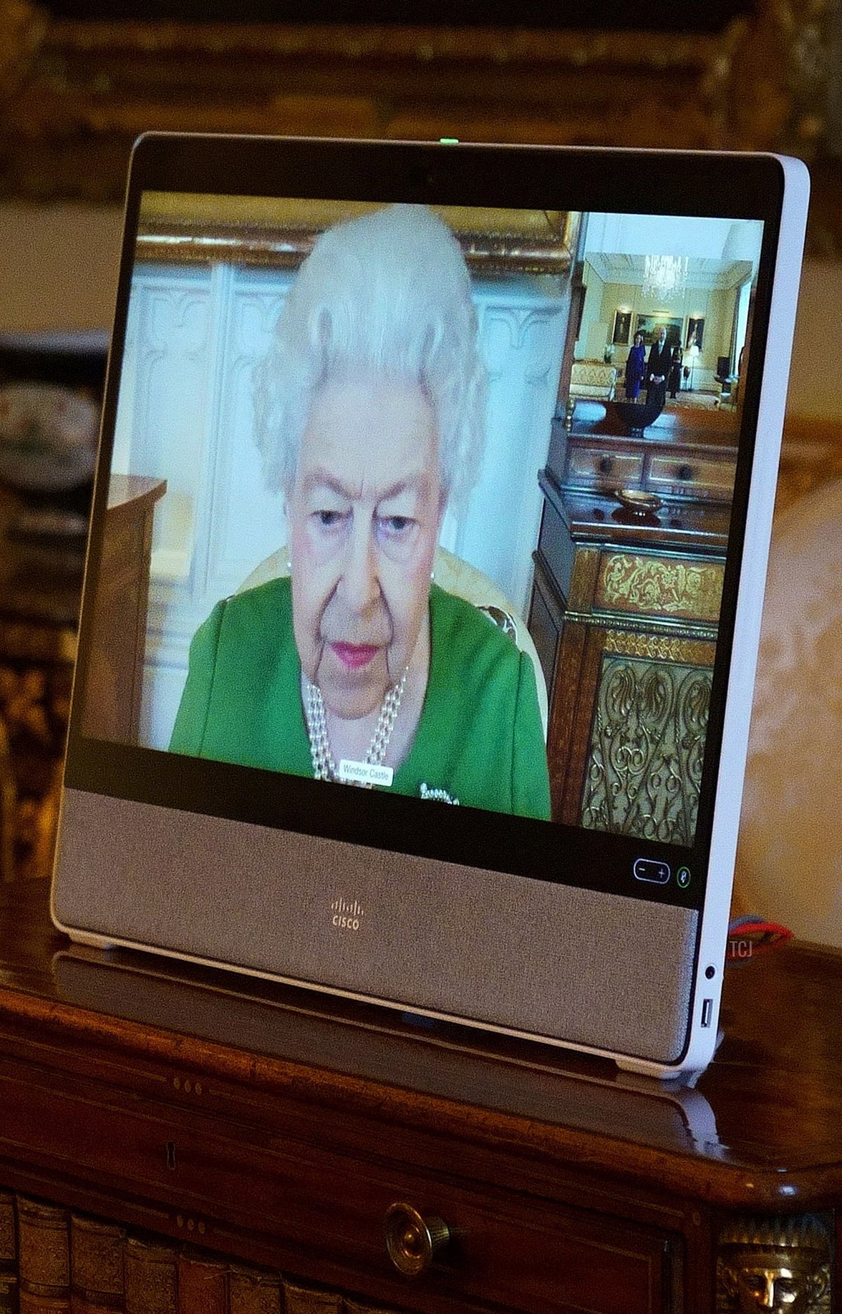 La Regina Elisabetta II appare su uno schermo tramite videolink da Windsor Castle, durante un'udienza virtuale per ricevere l'ambasciatore dell'Andorra nel Regno Unito, Carles Jordana Madero (non visibile), a Buckingham Palace a Londra il 1 marzo 2022