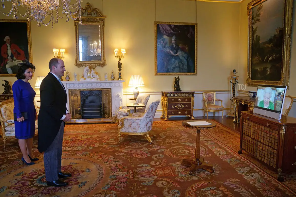 La Regina Elisabetta II appare su uno schermo tramite videolink da Windsor Castle, dove risiede, durante un'udienza virtuale per ricevere l'Ambasciatore di Andorra, Carles Jordana Madero, (C), e Soraia Maria Valls Pinilla, a Buckingham Palace il 1 marzo 2022 a Windsor, Inghilterra