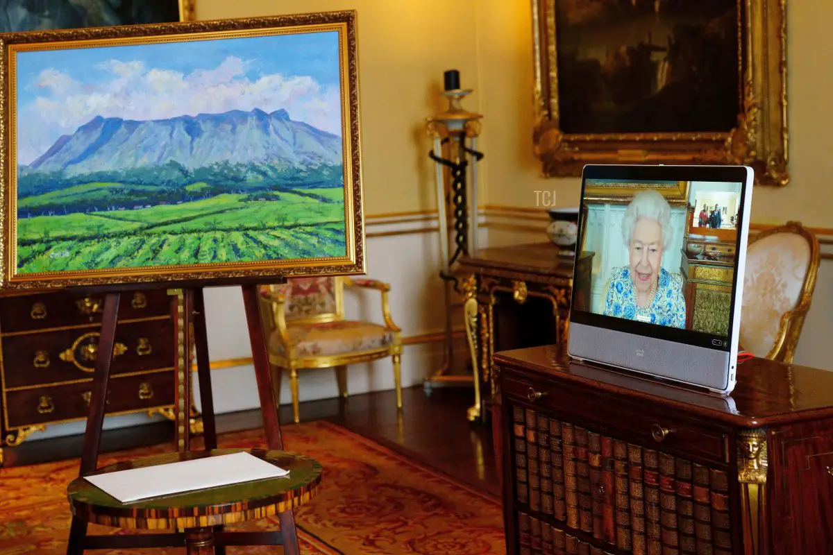 La Regina Elisabetta II appare su uno schermo tramite videolink da Windsor Castle, dove risiede, durante un'udienza virtuale per ricevere il Commissario Alto del Malawi, Dr. Thomas Bisika (non in foto), che ha presentato il dipinto sulla sinistra come dono, a Buckingham Palace il 3 marzo 2022 a Londra, Inghilterra