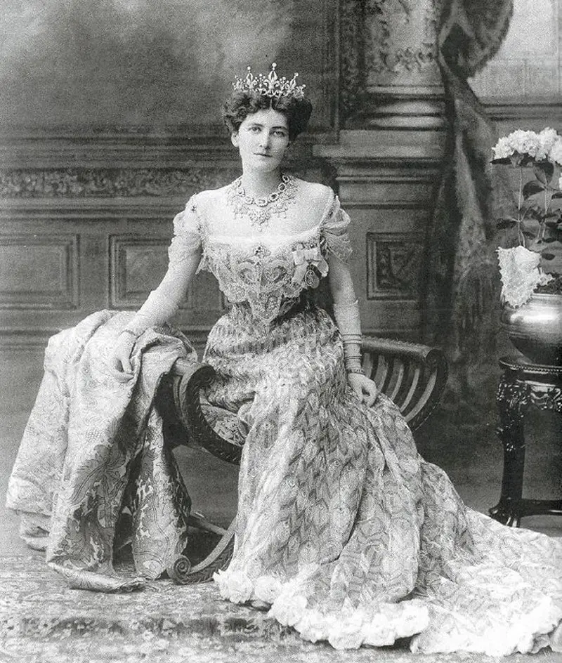 Lady Curzon indossa il 