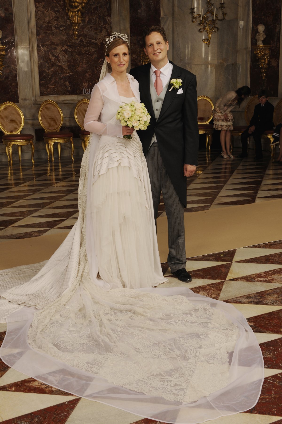 Georg Friedrich Ferdinand Principe di Prussia e la Principessa Sophie di Prussia posano per una foto di famiglia dopo la cerimonia di matrimonio religioso nella Friedenskirche di Potsdam il 27 agosto 2011 a Potsdam, Germania