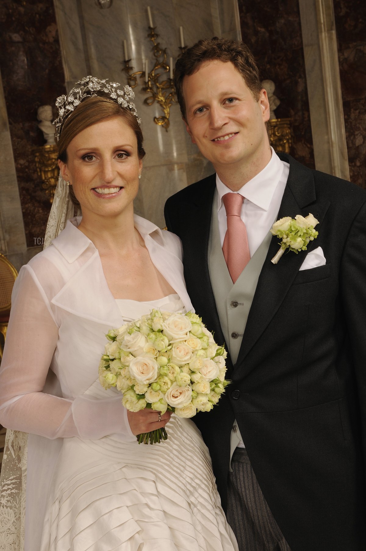 Georg Friedrich Ferdinand Principe di Prussia e la Principessa Sophie di Prussia posano per una foto di famiglia dopo la cerimonia di matrimonio religioso nella Friedenskirche di Potsdam il 27 agosto 2011 a Potsdam, Germania