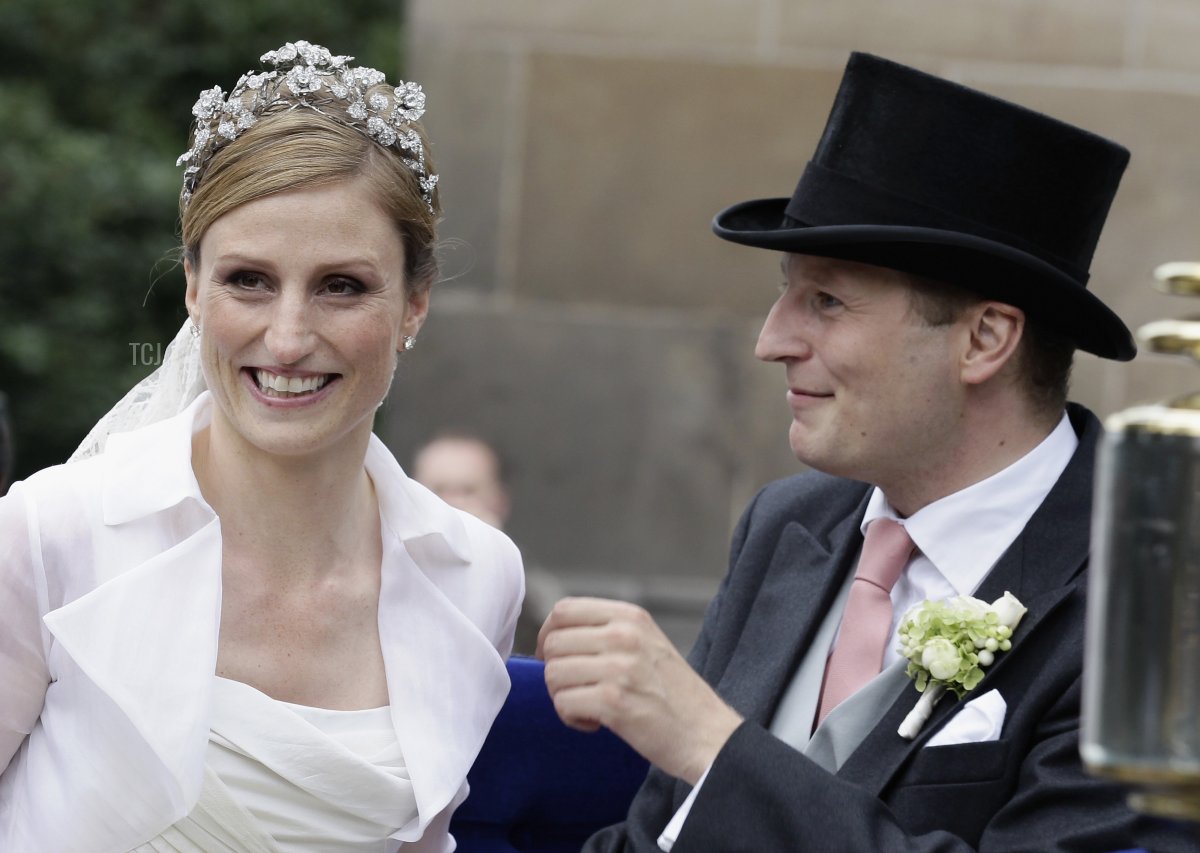 Georg Friedrich Ferdinand Principe di Prussia e la Principessa Sophie di Prussia sorridono durante la loro corsa in una carrozza storica dopo la cerimonia di matrimonio religioso nella Friedenskirche di Potsdam il 27 agosto 2011 a Potsdam, Germania