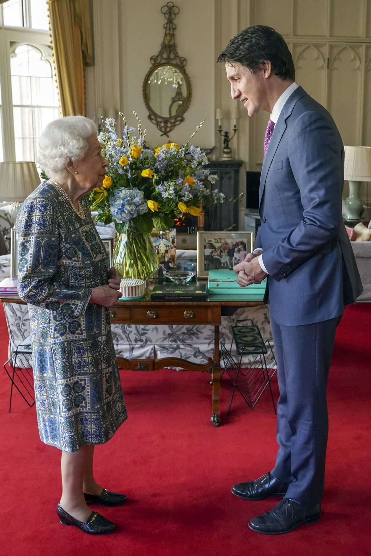 La Regina del Regno Unito, Elisabetta II (a sinistra), parla con il Primo Ministro canadese Justin Trudeau durante un incontro a Windsor Castle, Berkshire, il 7 marzo 2022