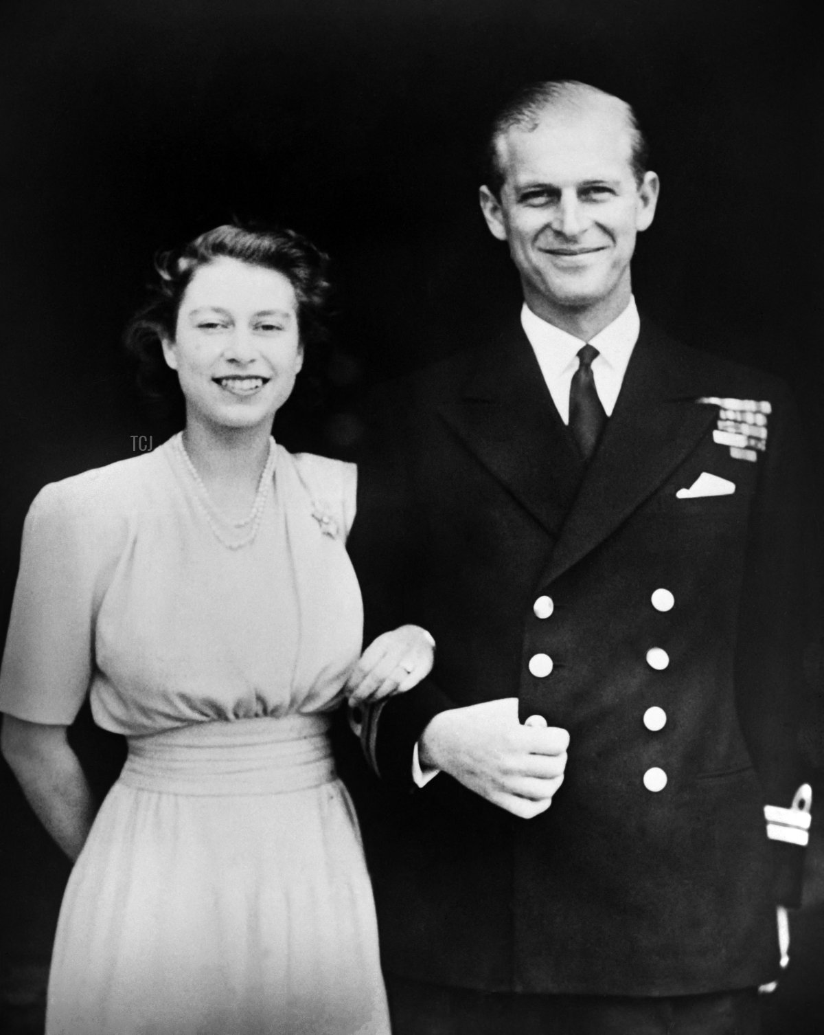 La principessa Elisabetta e il principe Filippo di Grecia posano il giorno del loro fidanzamento, nel luglio 1947, davanti a Buckingham Palace a Londra