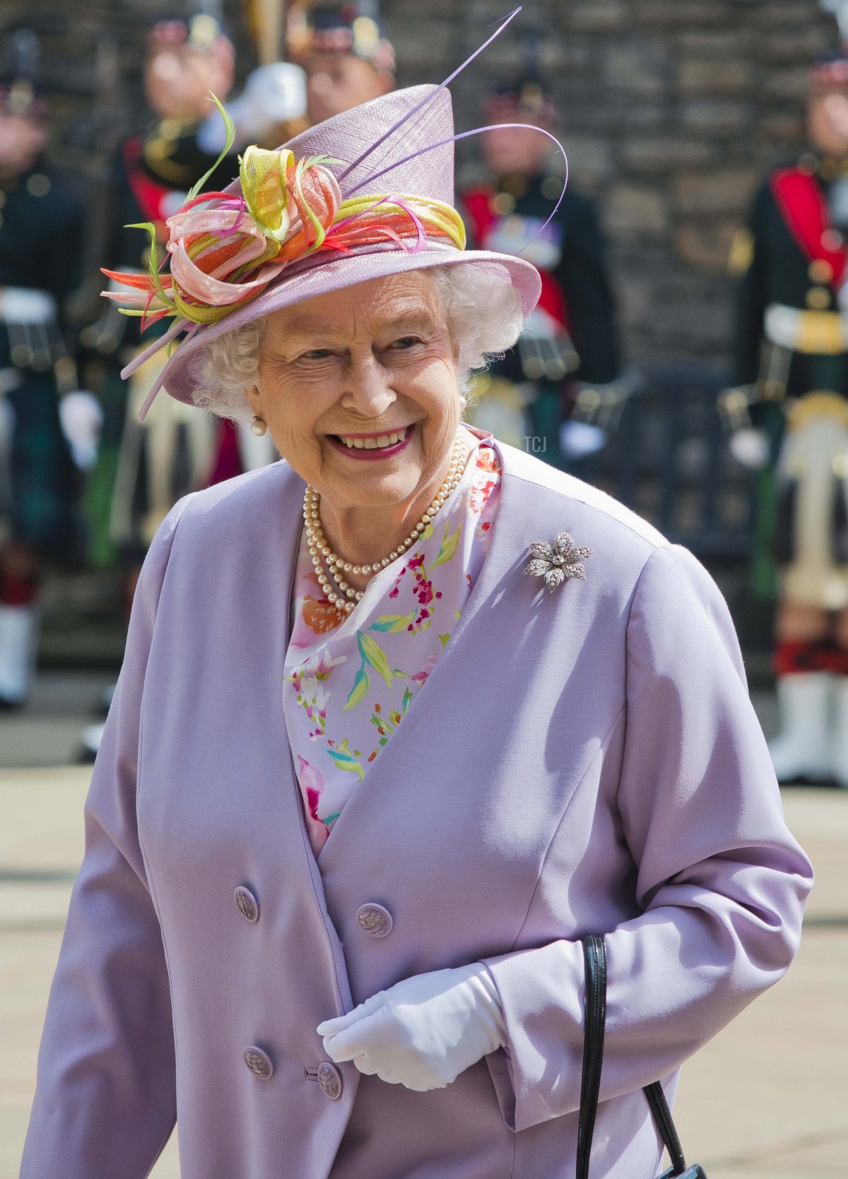 La Regina Elisabetta II partecipa a un servizio commemorativo al Memoriale Nazionale di Guerra Scozzese al Castello di Edimburgo il 3 luglio 2014 a Edimburgo, Scozia