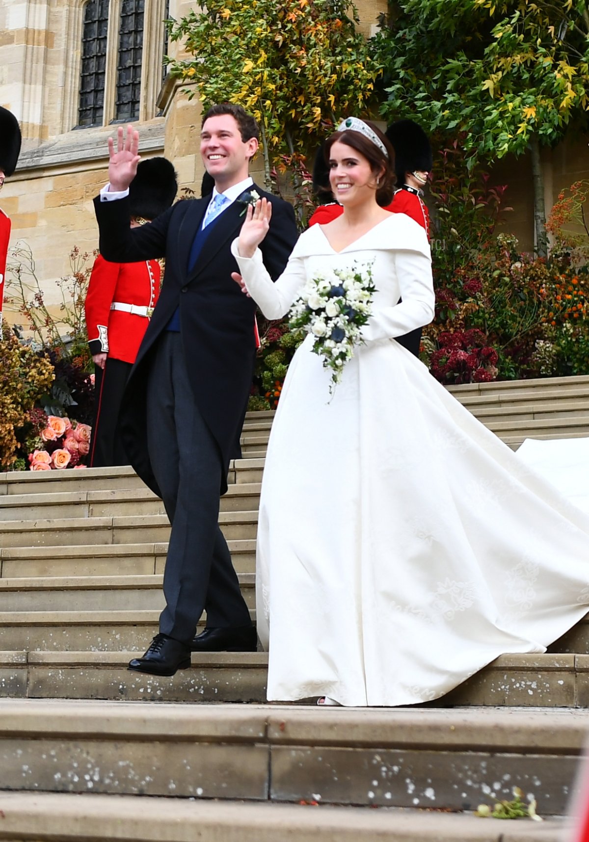 La principessa Eugenie di York e il marito Jack Brooksbank lasciano la Cappella di St George nel Castello di Windsor dopo il matrimonio, il 12 ottobre 2018 a Windsor, Inghilterra