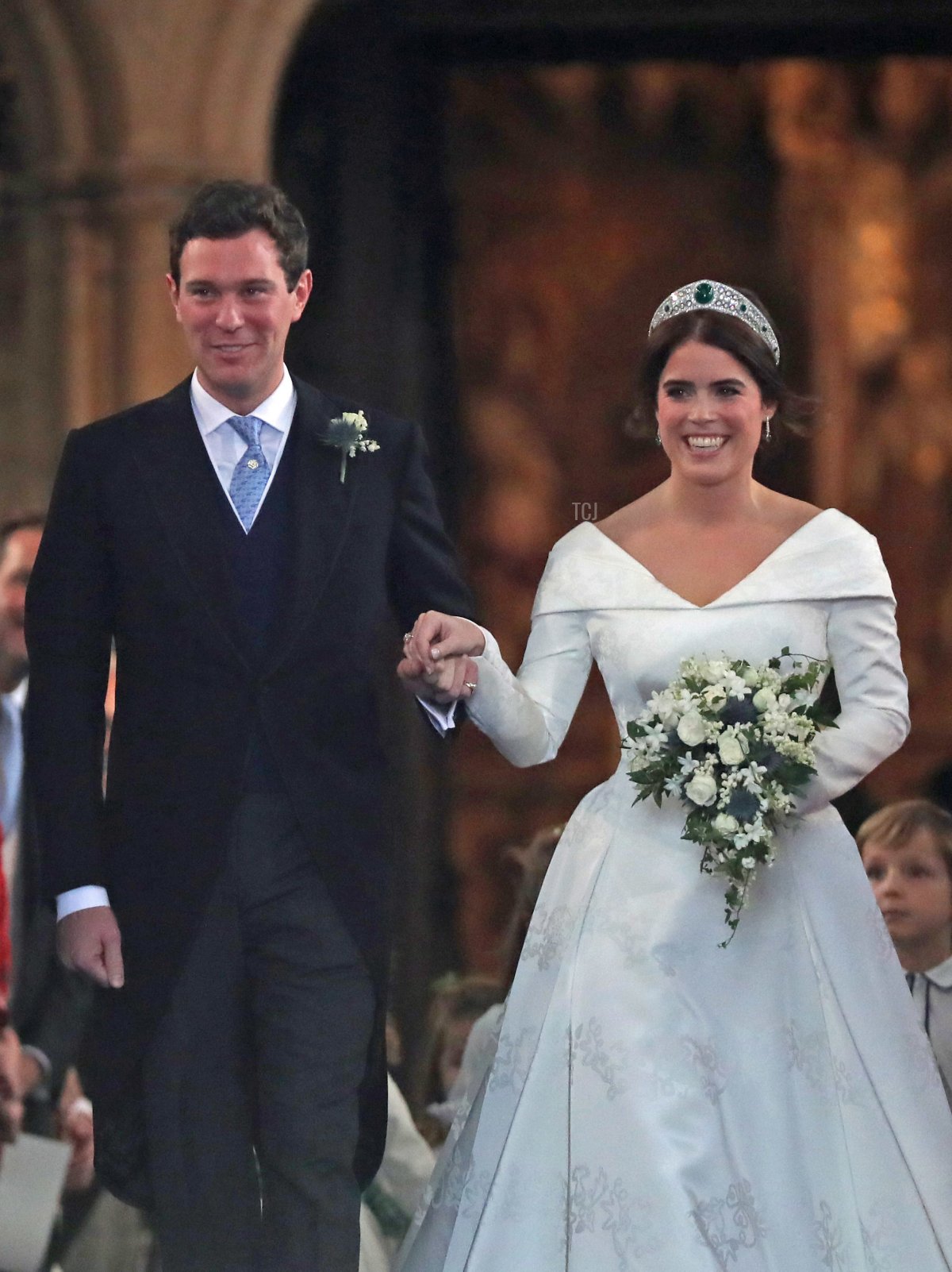 La principessa Eugenie di York (D) e Jack Brooksbank (S) si allontanano mano nella mano alla fine della cerimonia di matrimonio presso la Cappella di St George, Castello di Windsor, a Windsor, il 12 ottobre 2018