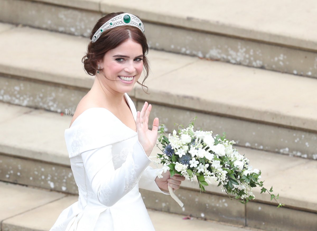 La principessa Eugenie di York saluta all'arrivo per il matrimonio con Jack Brooksbank presso la Cappella di St George, Castello di Windsor, a Windsor, il 12 ottobre 2018