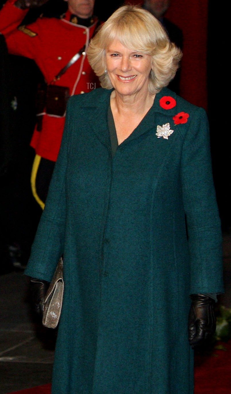 Camilla, Duchessa di Cornovaglia e il Principe Carlo, Principe di Galles, arrivano per una cerimonia di benvenuto il 2 novembre 2009 a Saint John's, Canada