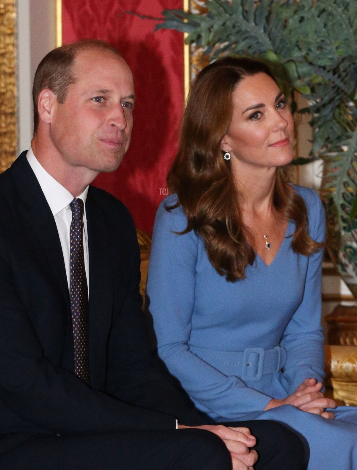 Il Principe William, Duca di Cambridge (S) e sua moglie Catherine, Duchessa di Cambridge parlano con il Presidente dell'Ucraina Volodymyr Zelensky e sua moglie Olena, durante un'udienza a Buckingham Palace nel centro di Londra il 7 ottobre 2020