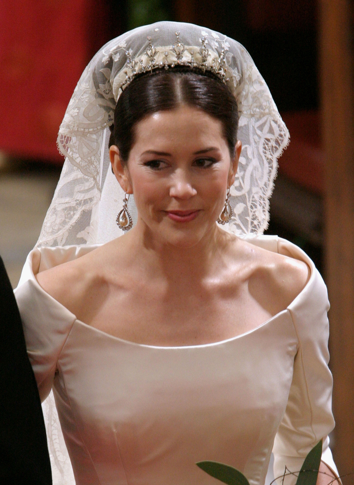 Mary Elizabeth Donaldson, accompagnata da suo padre, percorre la navata della cattedrale luterana di Copenaghen per le sue nozze con il Principe ereditario Frederik di Danimarca il 14 maggio 2004 (Sean Gallup/Getty Images)