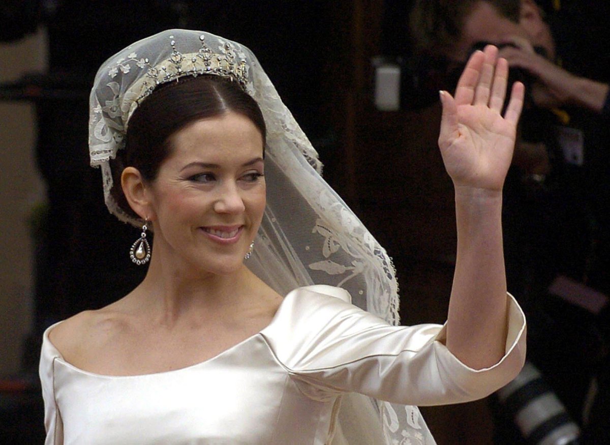 Mary Elizabeth Donaldson saluta la folla mentre arriva alla cattedrale di Copenaghen per le sue nozze con il Principe ereditario Frederik di Danimarca il 14 maggio 2004 (DPA Picture Alliance Archive/Alamy)