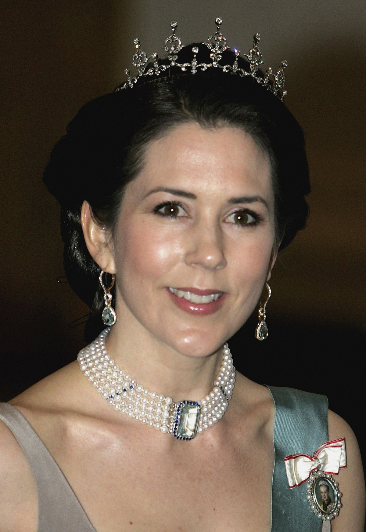 La Principessa ereditaria Mary di Danimarca partecipa a una cena di gala per celebrare il sessantesimo compleanno del Re di Svezia al Palazzo Reale di Stoccolma il 30 aprile 2006 (Chris Jackson/Getty Images)