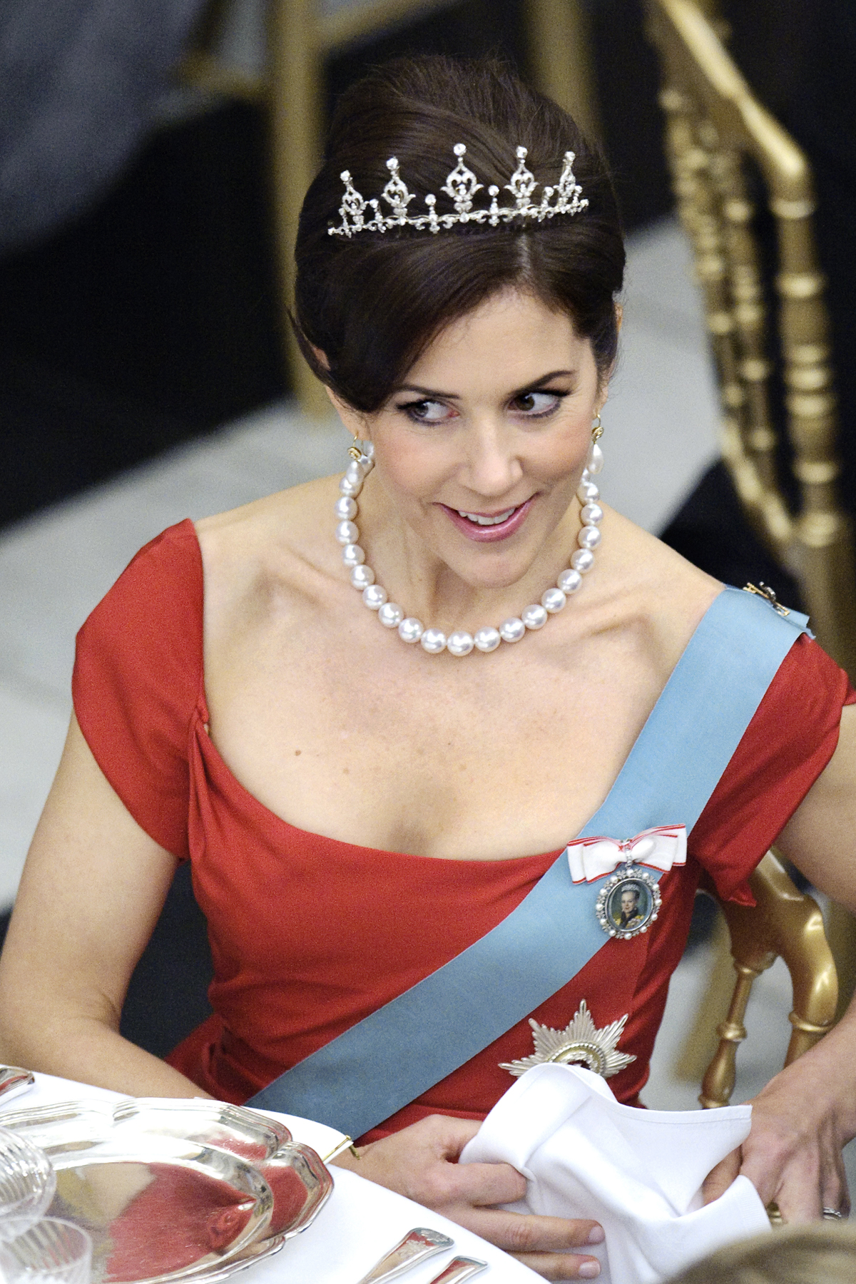 La Principessa ereditaria Mary di Danimarca partecipa a una cena di gala per celebrare il settantesimo compleanno di sua suocera, la Regina Margrethe II, al Palazzo di Christiansborg a Copenaghen il 13 aprile 2010 (Jens Norgaard Larsen/AFP/Getty Images)