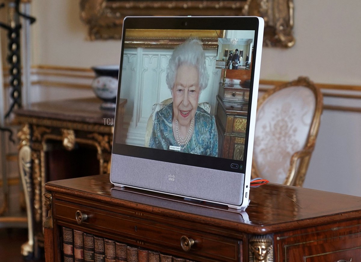 La Regina Elisabetta II appare su uno schermo tramite videolink dal Castello di Windsor, durante un'udienza virtuale con il suo Eccellenza Enkhsukh Battumur, Ambasciatore della Mongolia, e sua moglie Ganchimeg Purevdorj.