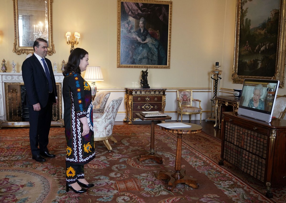 La Regina Elisabetta II appare durante un'udienza virtuale per ricevere l'Ambasciatore del Tagikistan.