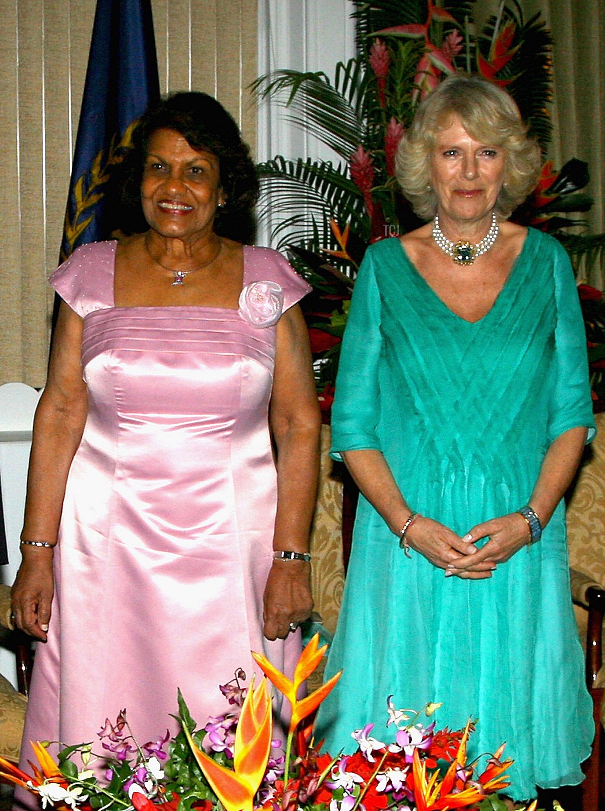 Hazel Manning e Camilla, Duchessa di Cornovaglia posano per una fotografia nella Residenza del Presidente nel secondo giorno di un tour di tre giorni di Trinidad e Tobago il 4 marzo 2008 vicino a Port of Spain, Trinidad